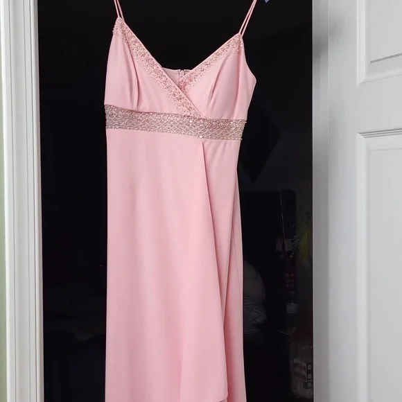 Beautiful pink sequence evening gown. - Picture 2 of 4